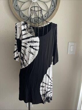 Belldini Black & White Tie-Dye tunic top